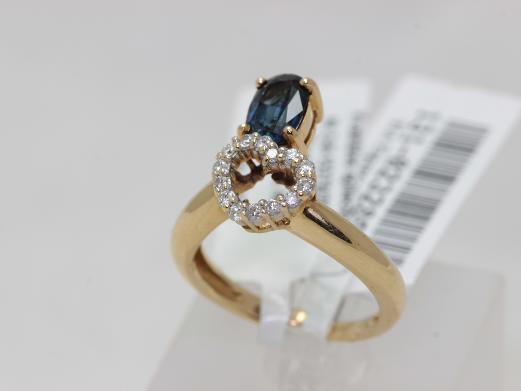 Gold ring with 14 diamonds, sapphires