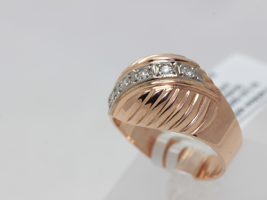 Gold ring with 5 diamonds