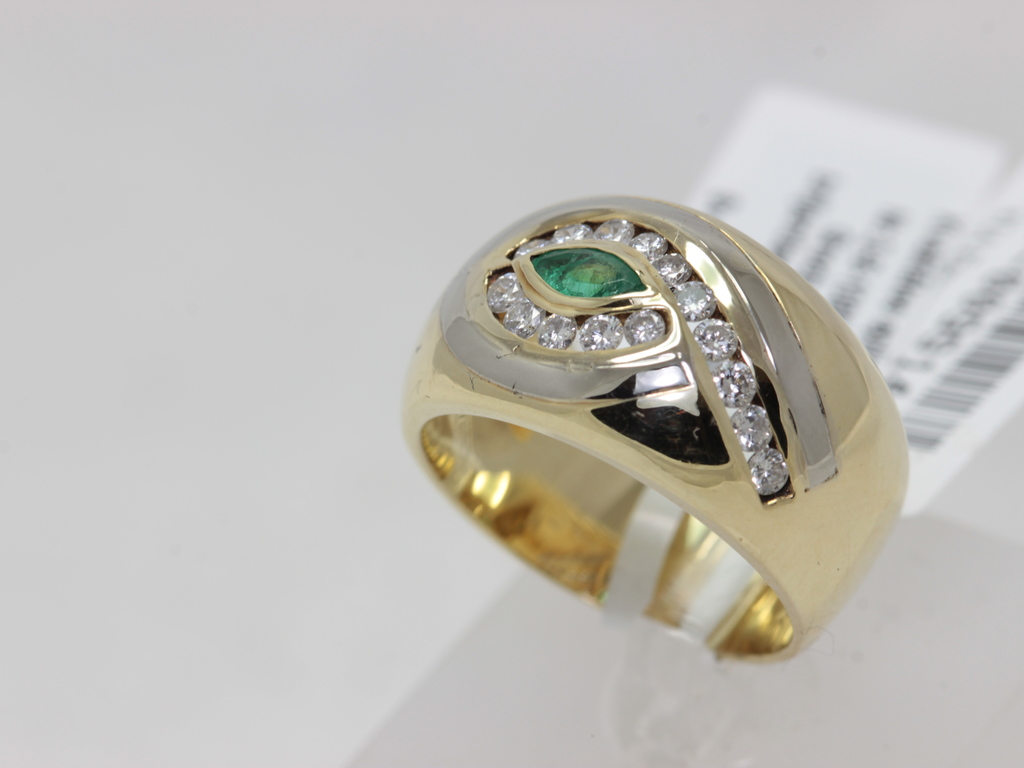 Gold ring with 15 diamonds, emerald