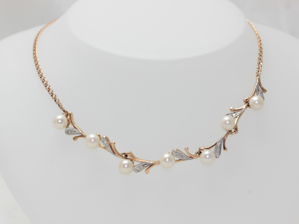 Gold necklace with 14 diamonds and pearl