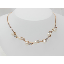 Gold necklace with 14 diamonds and pearl