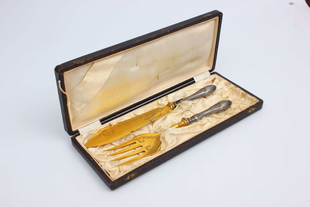 Серебряная вилка и нож в коробке