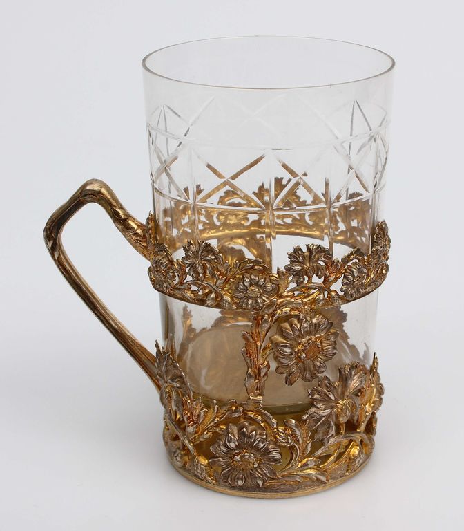 Стеклянное стакан с серебряным держателем
