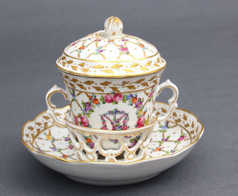 Porcelain broth cup with lid and saucer