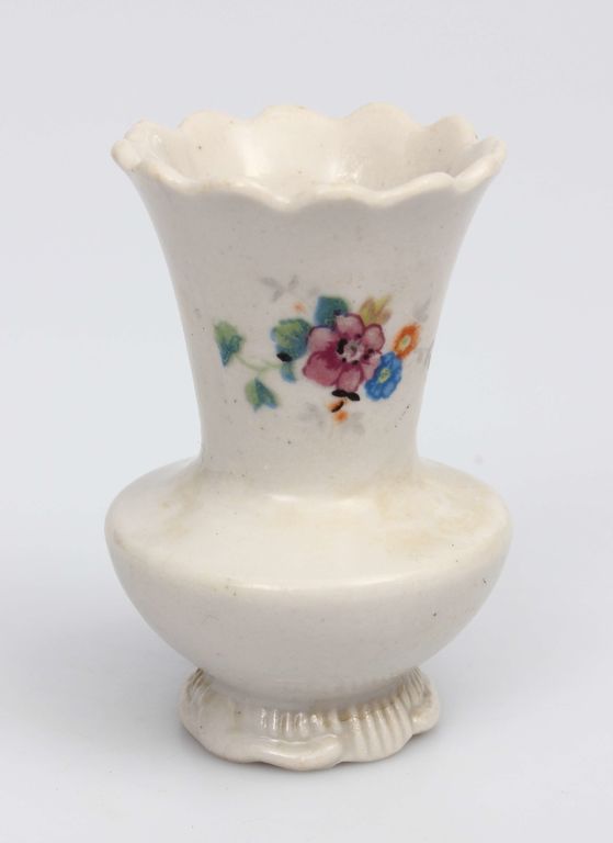Небольшая фарфоровая ваза с росписью