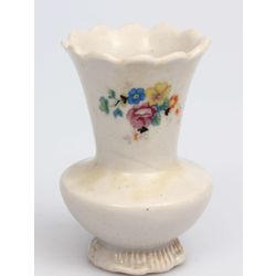 Небольшая фарфоровая ваза с росписью