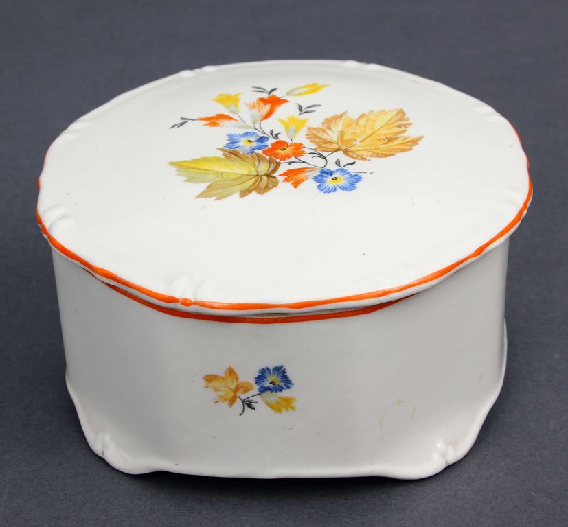 Decorative porcelain utensil with lid