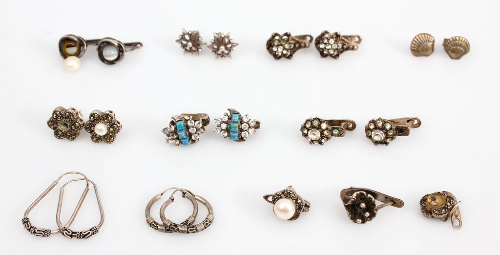 Разнообразные серебряные украшения - цепочки, подвески, кольца