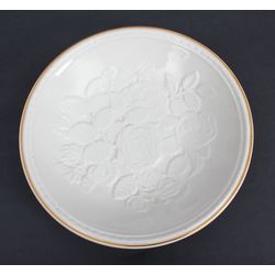 Фарфоровая тарелка