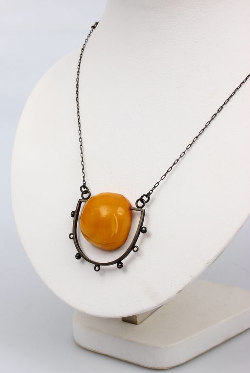 Metal necklace with amber 