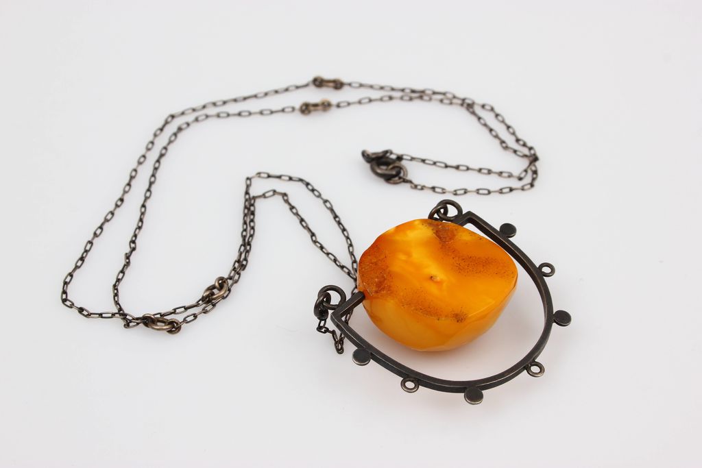 Metal necklace with amber 