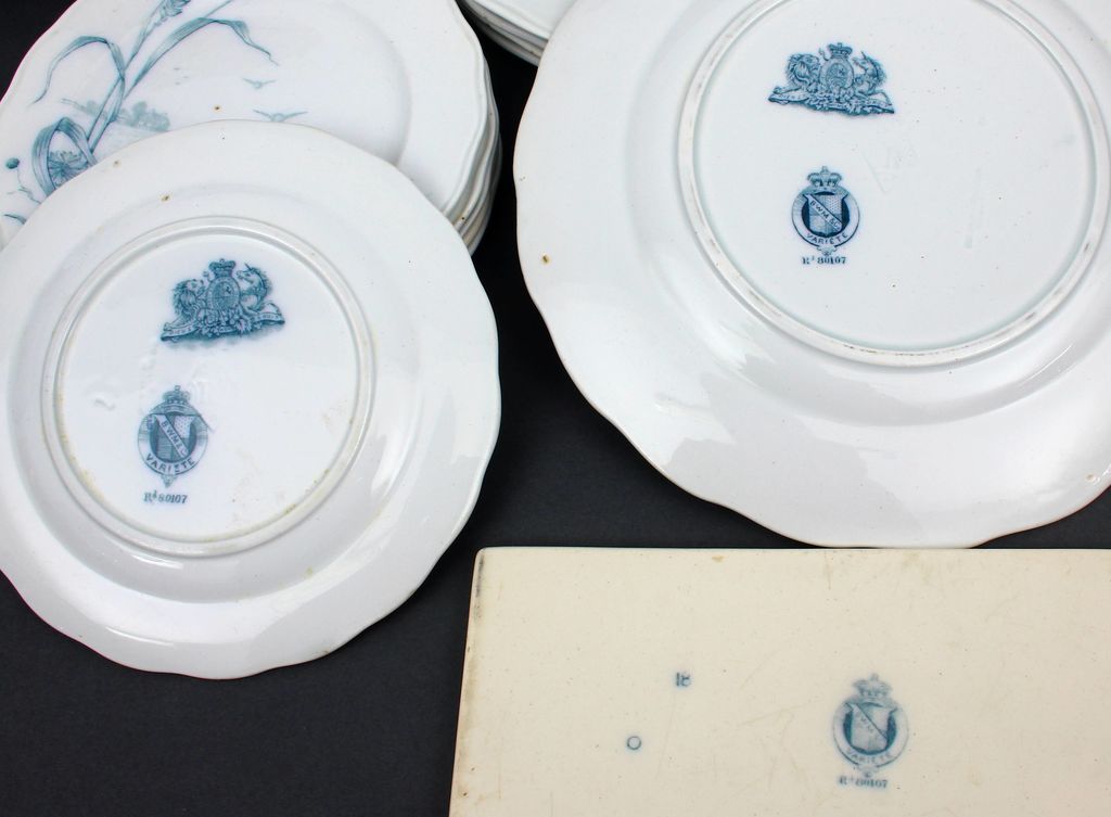 Porcelāna trauku komplekts - dažādu izmēru šķīvji, dēlītis