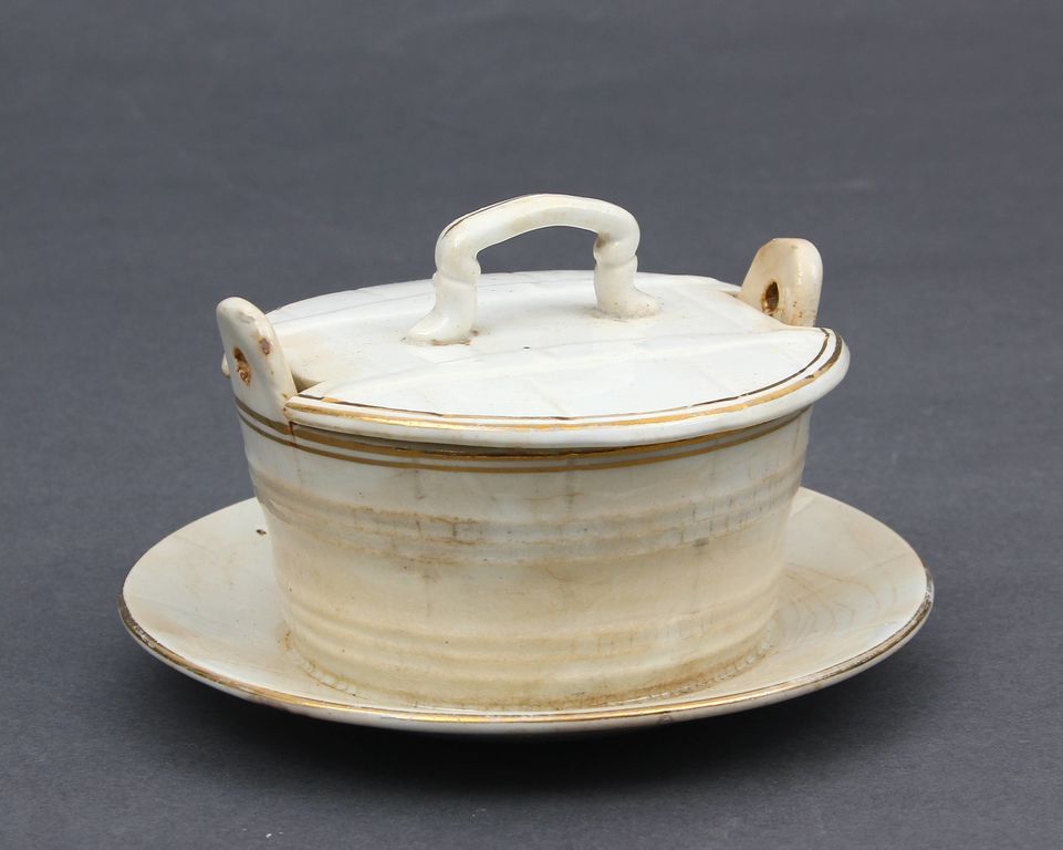 Faience utensil with lid
