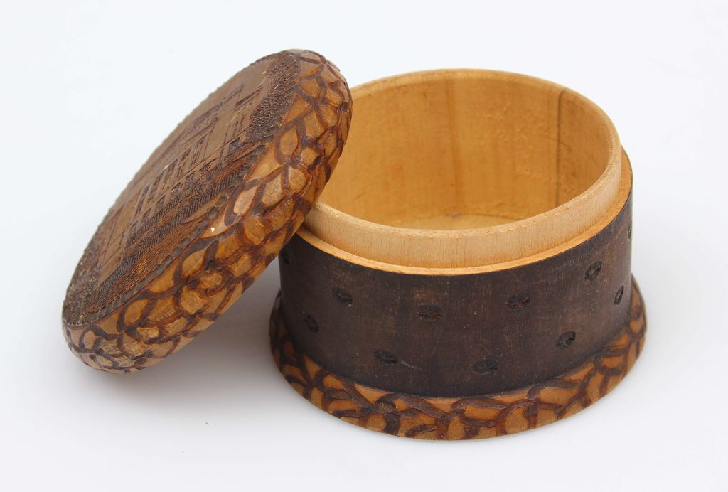 Декоративная деревянная шкатулка