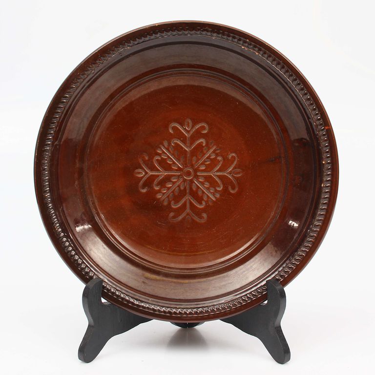 Keramikas šķīvis ar tautisku motīvu