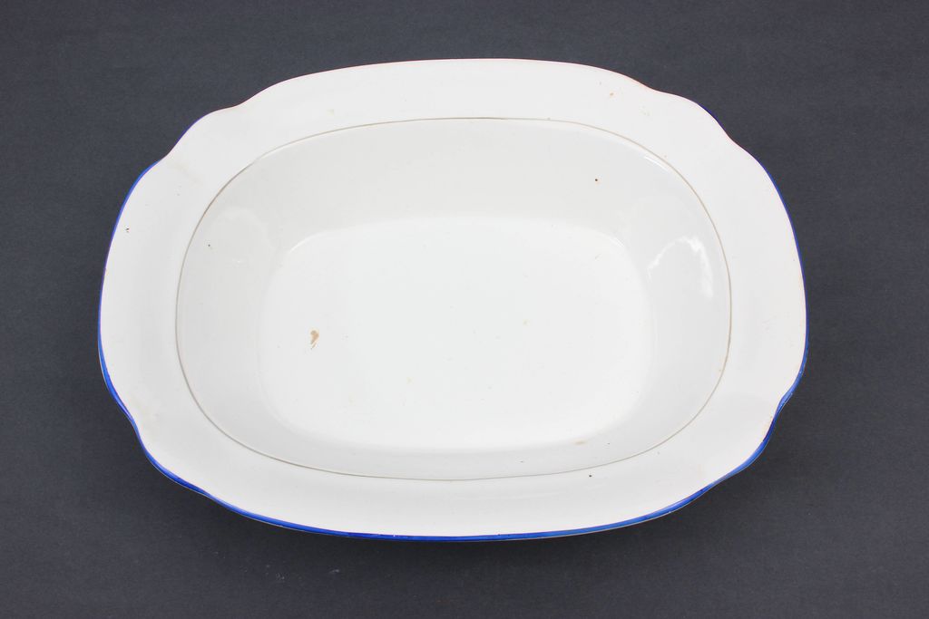 Porcelain serving utensil