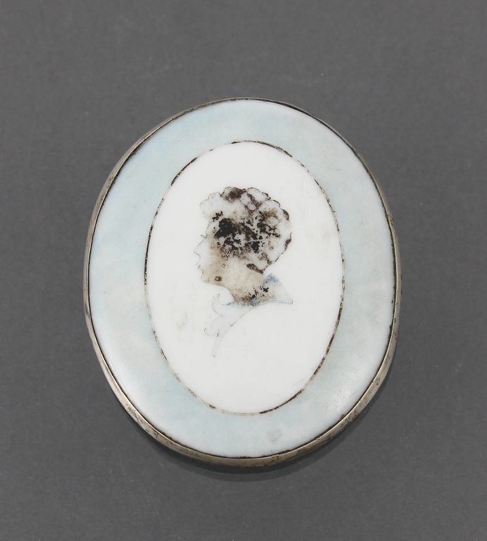 Porcelain brooch with silver finish