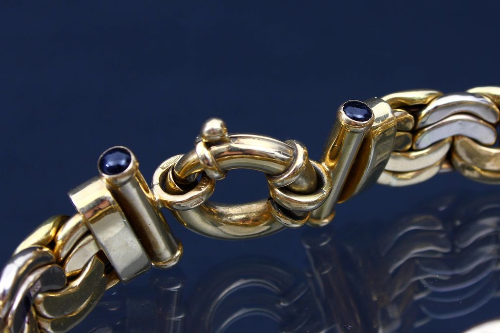 Gold bracelet with sapphires