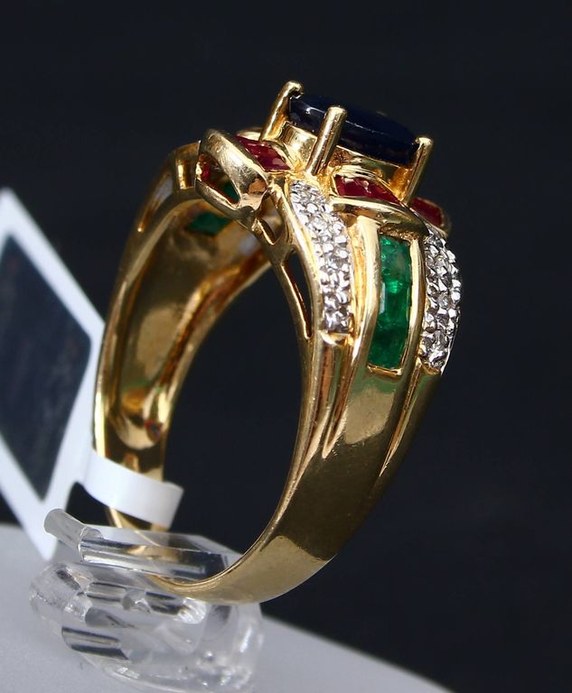 Золотое кольцо с бриллиантами, рубинами, изумрудами и сапфирами