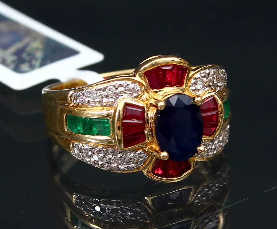 Золотое кольцо с бриллиантами, рубинами, изумрудами и сапфирами