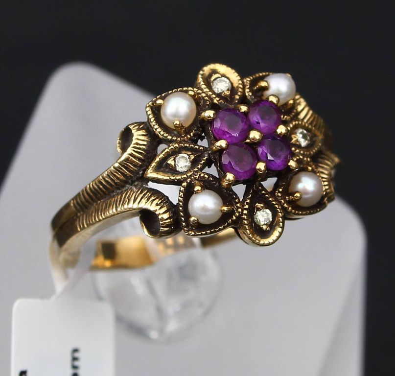 Золотое кольцо с бриллиантами, жемчугом и аметистом