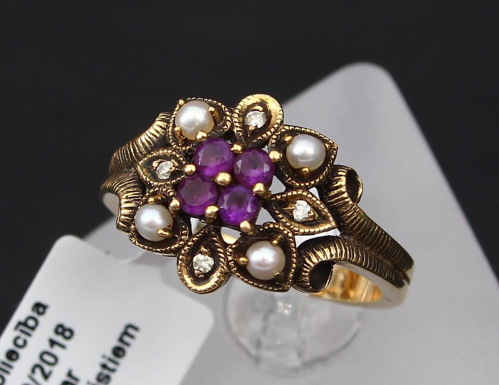 White gold ring with diamonds and amethyst