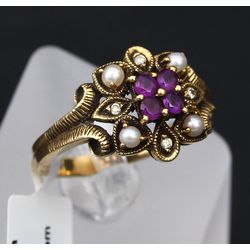 Золотое кольцо с бриллиантами, жемчугом и аметистом