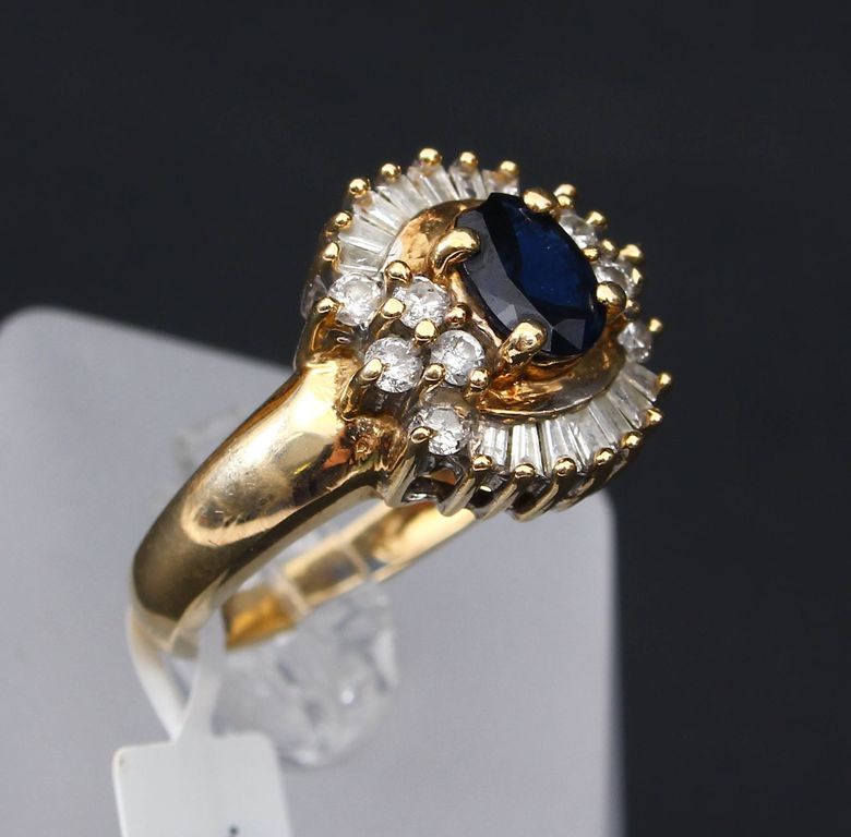 Золотое кольцо с сапфирам и бриллиантами