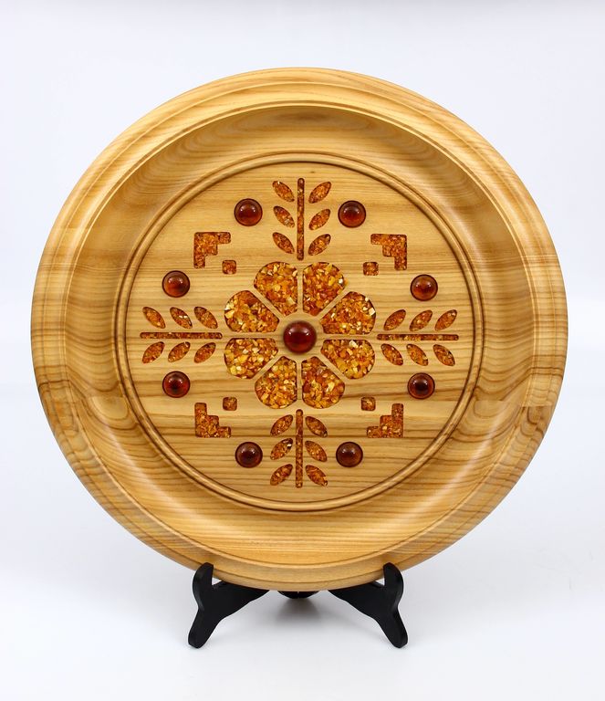 Декоративная деревянная тарелка с янтарем