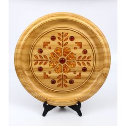 Декоративная деревянная тарелка с янтарем