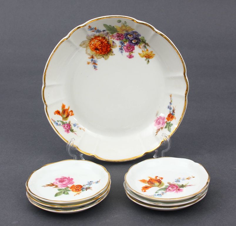 Porcelain utensil set - 6 small plates, 1 bowl 