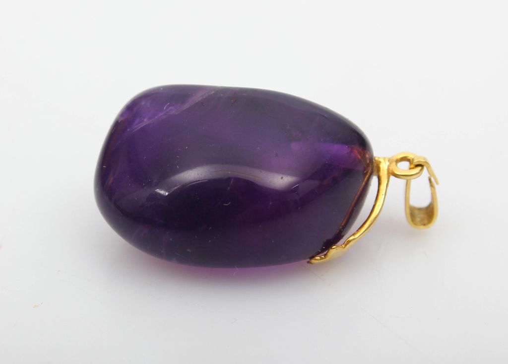 Gold pendant with natural amethyst