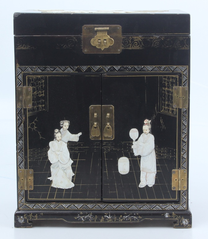 Chinese box / chest with mother of pearl 