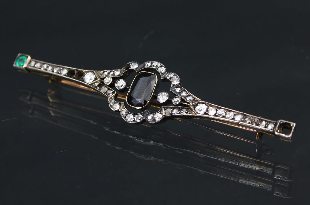 Brooch with diamonds and sapphires