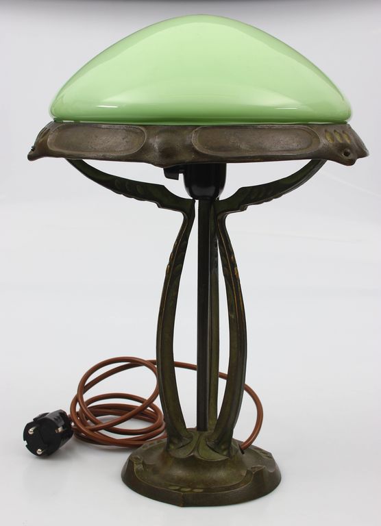 Jūgentstila bronzas galda lampa