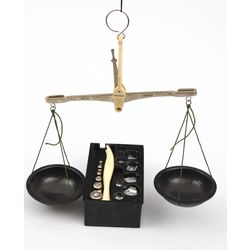 Household scales and set of weights