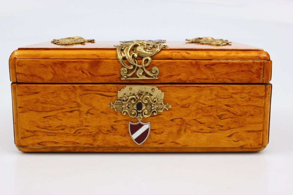 Karelian birch chest for cigars