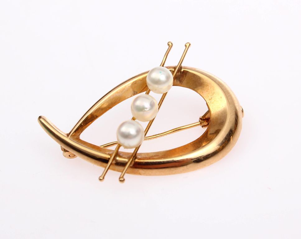 Gold brooch with pearls