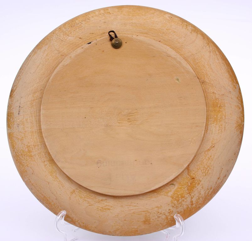 Деревянная тарелка с росписью