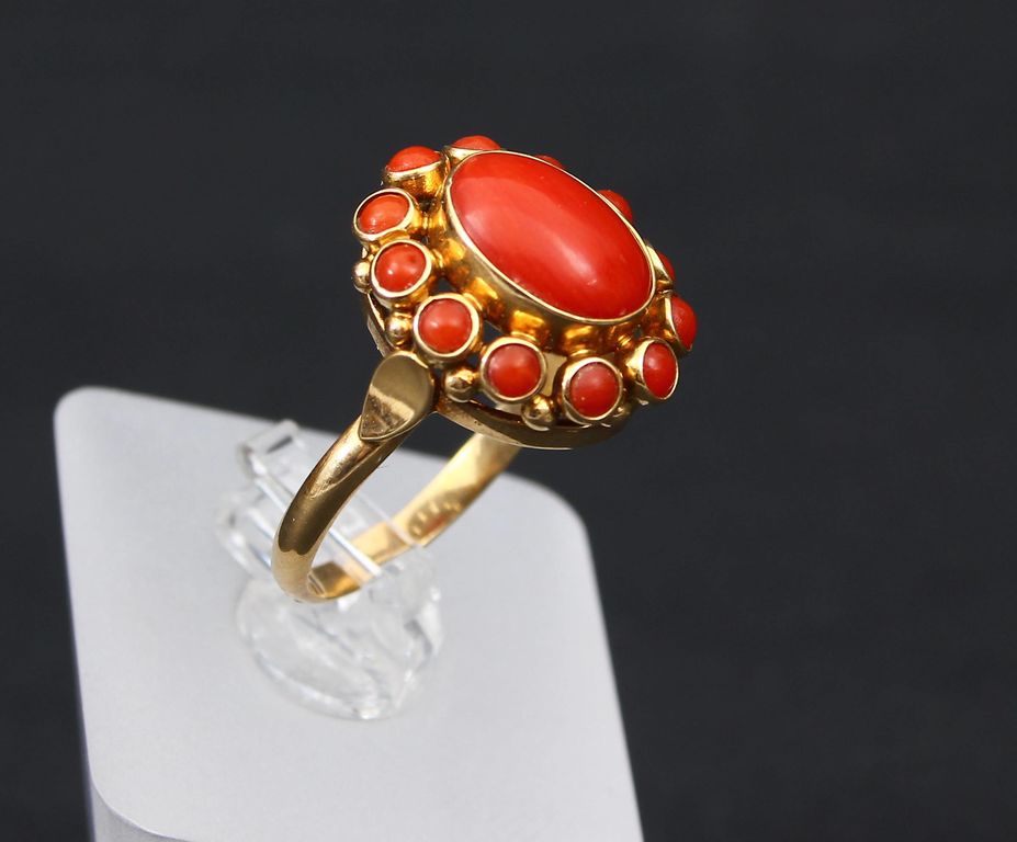 Gold ring with corals