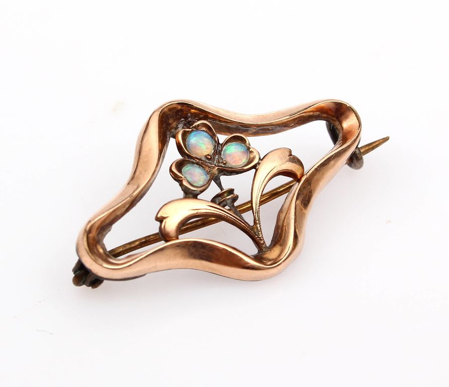 Guilded metal brooch with three opals