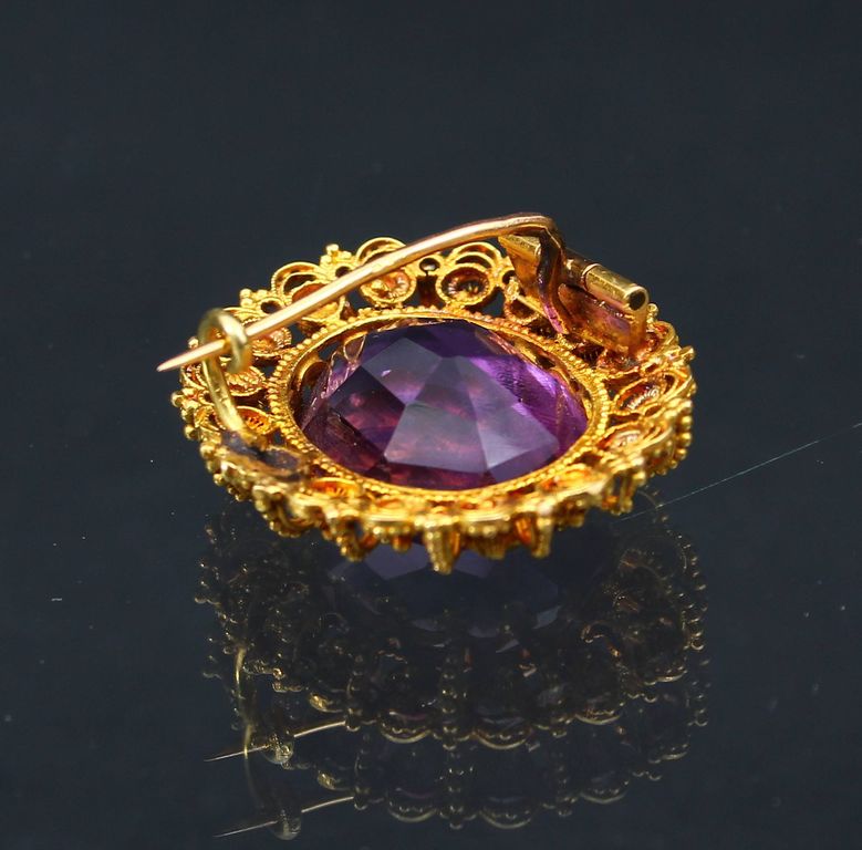 Gold Brooch with Amethyst