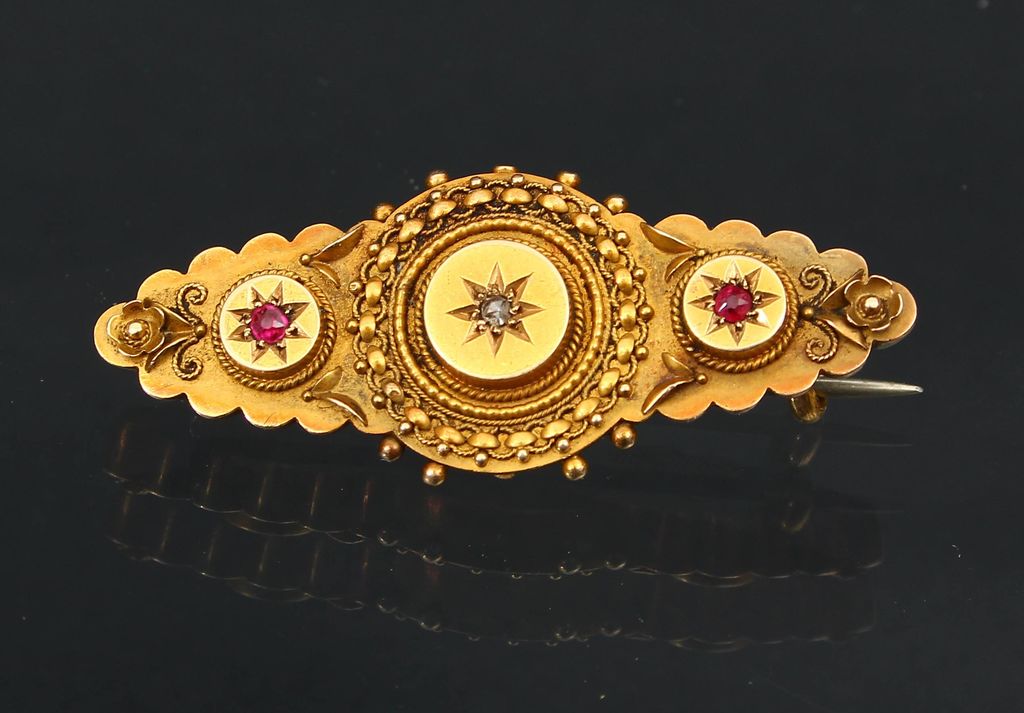 Gold brooch with rubies, diamond