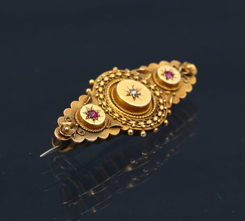 Gold brooch with rubies, diamond