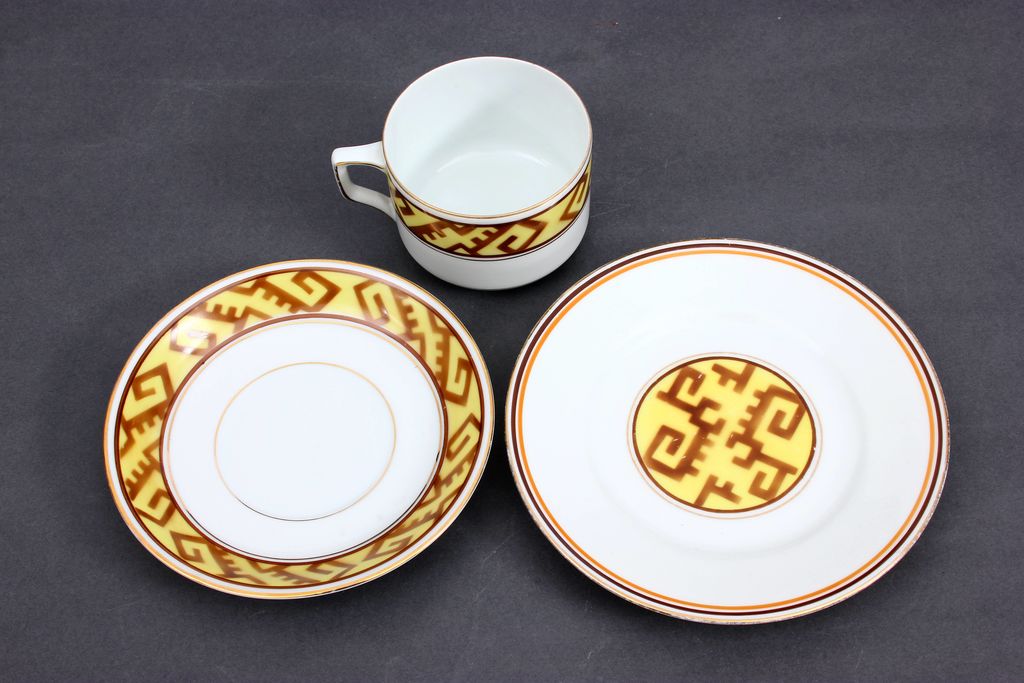 Porcelāna trio - tasīte, apakštasīte un šķīvis