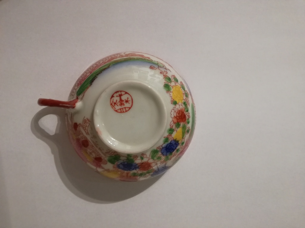 Japāņu porcelāna tasīte ar divām apakštasītēm