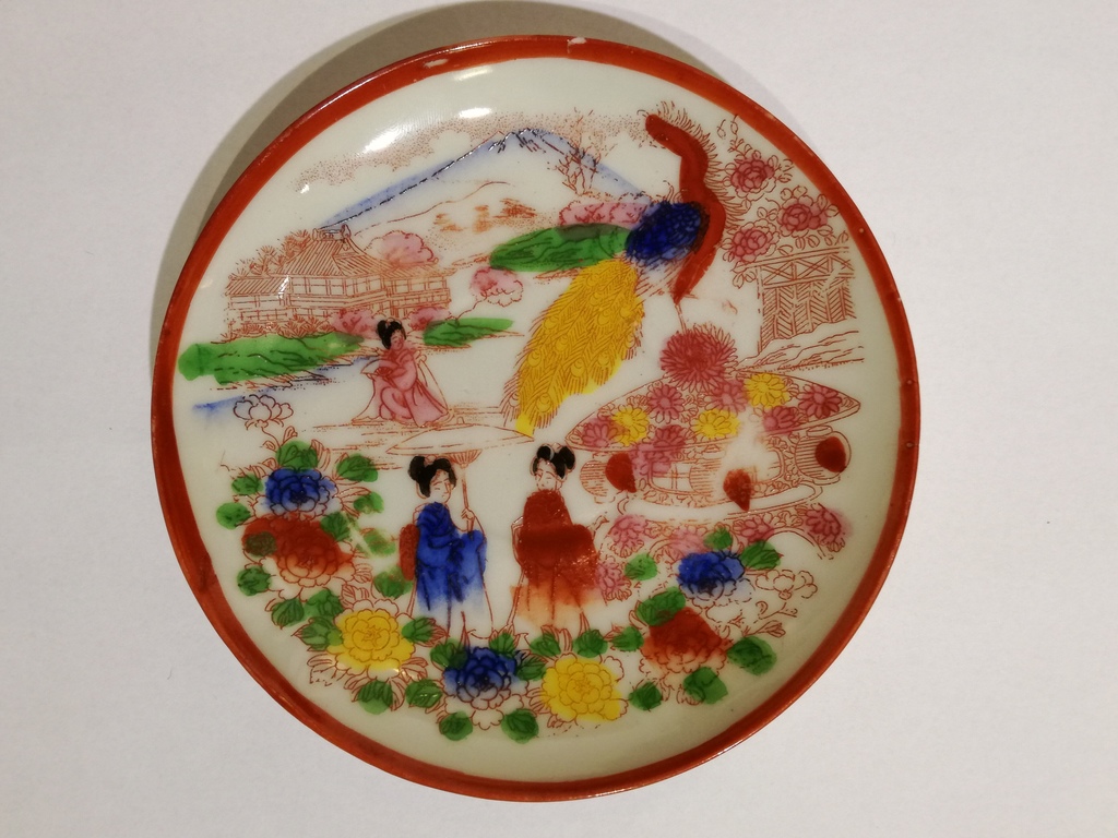 Japāņu porcelāna tasīte ar divām apakštasītēm