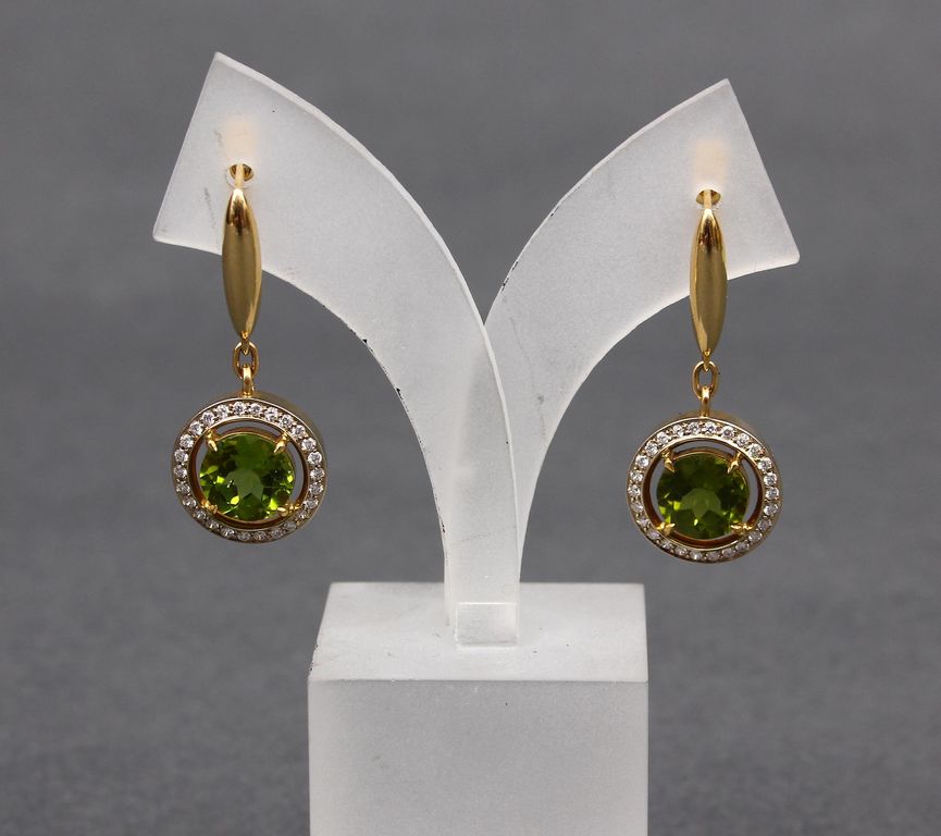 Gold earrings with diamonds and peridots