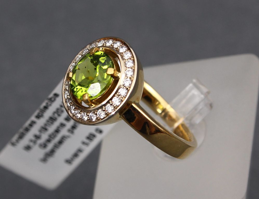 Золотое кольцо с бриллиантами и перидотом