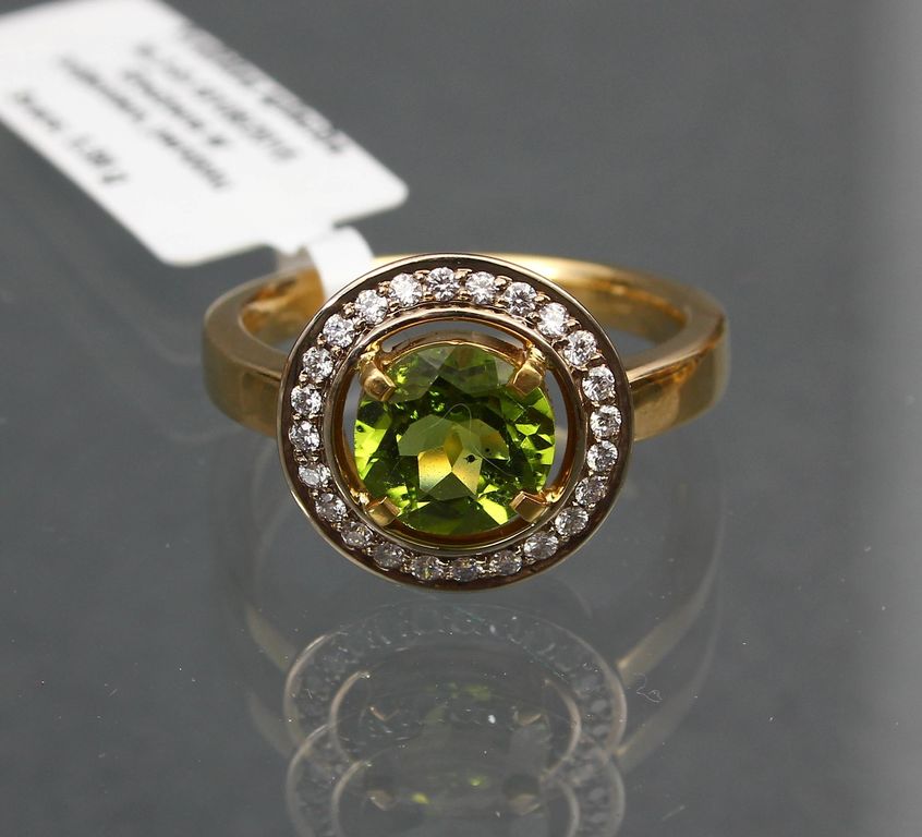 Золотое кольцо с бриллиантами и перидотом